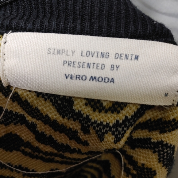 ABSTRACT Textured Tiger Print Sweater Size M - Picture 9 of 11